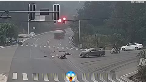 Road crossing alert Video Viral