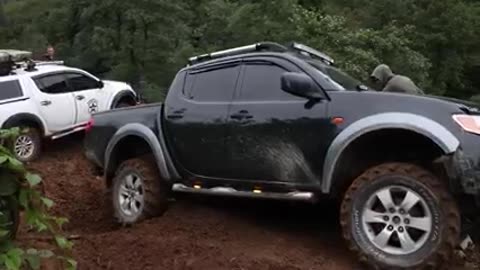 Isuzu Dmax ruined Mitsubishi L200 with rookie driver