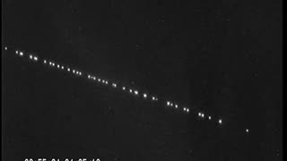 UFO TRAIN in the night sky?? SpaceX's Starlink Satellite 'Train'