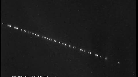 UFO TRAIN in the night sky?? SpaceX's Starlink Satellite 'Train'