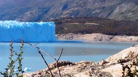 Amazing glacier breaking off