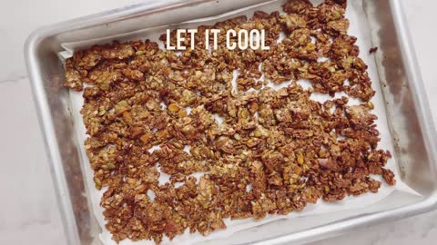 CLUMPY AND CRUNCHY GRANOLA | Nutritious clusters that keep together