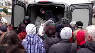 Volunteers bring aid to recaptured Kherson