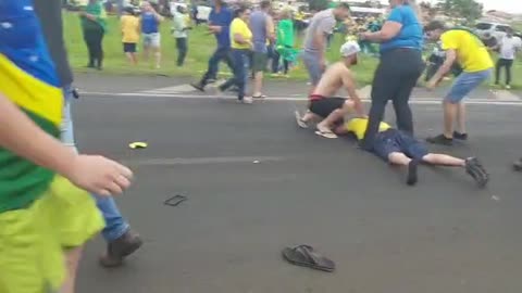 MOMENTO EXATO DO ATROPELAMENTO A MANIFESTANTES BRASILEIROS