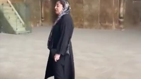 This woman is bravely singing in one of Esfahan’s most historical mosques