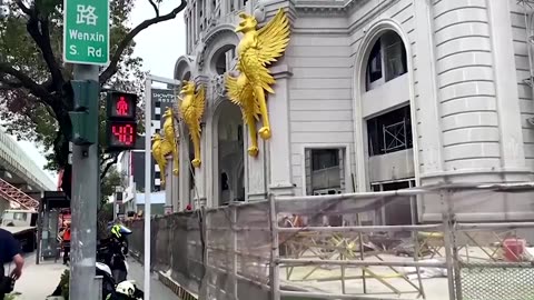 Fallen crane smashes into train in Taiwan