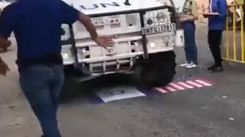 UN vehicle drives over US and Israel flag