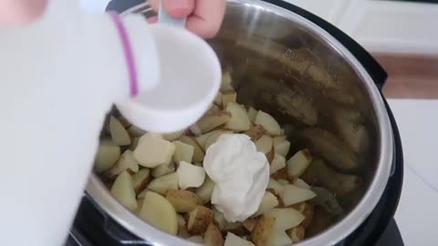 How to Make CREAMY Instant Pot Mashed Potatoes