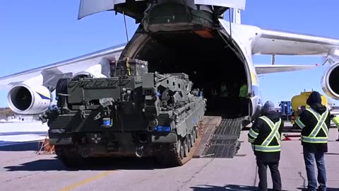 Leopard 2 embarking in Canada