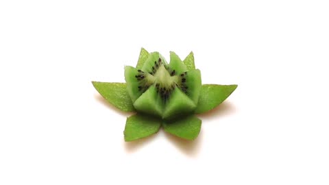Comment faire une fleur de lotus en kiwi