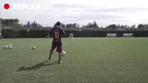 VIDEO: The 2 best 'freestylers' in the world VS Messi, Suarez, Pique, Arda and Ter Stegen