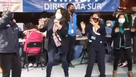 Festejaron la jornada del ‘Vacunatón’ bailando el tema ‘Ojalá que te mueras’