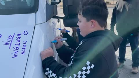 Kids leave messages of support on truck at their latest stop off point en route to Washington