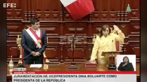 La abogada Dina Boluarte jura como primera presidente de la historia de Perú