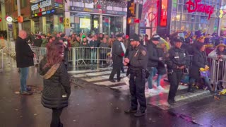 NYPD officer proposes in Times Square on New Year's Eve