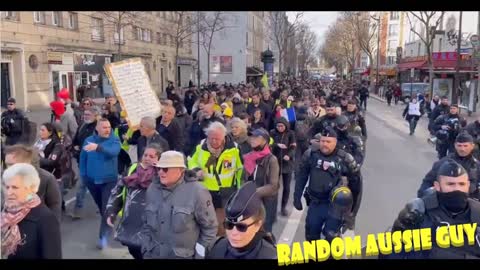 🇫🇷 FRANCE PARIS 🇫🇷 RIOT POLICE JOIN PROTESTERS - FREEDOM 2022