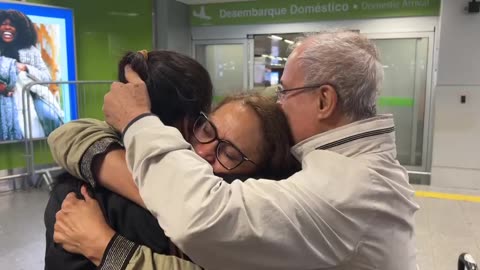 Familiares recebem brasileiros repatriados com emoção
