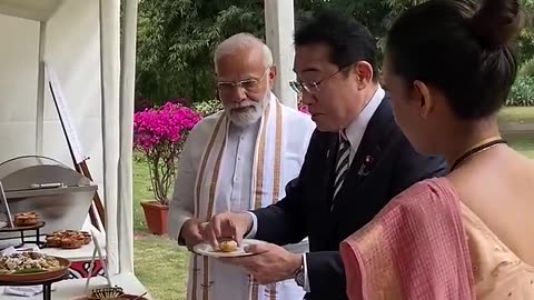 PM Modi having Golgappa with Japan PM