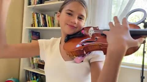 Baby's reaction when she plays the violin