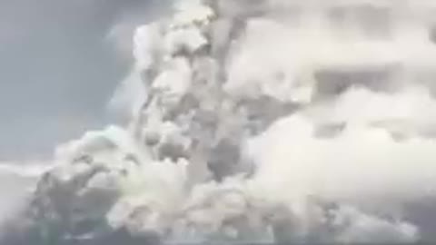 Absolutely insane video from Hunga Tonga-Hunga Haʻapai volcano eruption