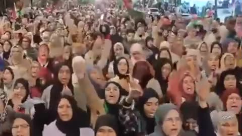 اخواتنا المغربيات ينتفضن ويصرخن للشباب العربي : دم غزة لا يـهان
