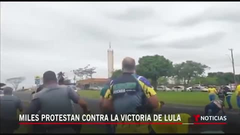 Persisten las protestas por derrota de Bolsonaro en Brasil _ Noticias Telemundo