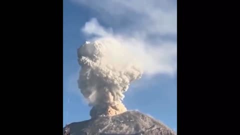 Footage of the eruption of the Mexican dangerous volcano Popocatepetl
