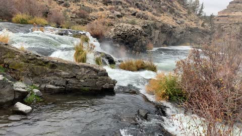 Central Oregon – Steelhead Falls – The Waterfall Shoreline – 4K