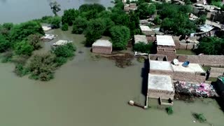 Overflowing Indus River submerges houses in Pakistan