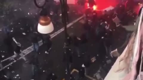 POLIZIA DI STATO - CONTRO I NON VACCINATI IDRANTI E LACRIMOGENI, CONTRO I TEDESCHI A NAPOLI... INDIETREGGIANO RISPETTOSAMENTE...😱👎