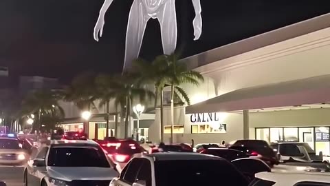 EXCLUSIVE FOOTAGE Aliens Spotted in Miami Mall