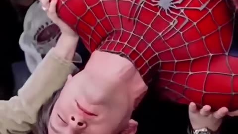 Spider man remove mask piter is spider man 😊
