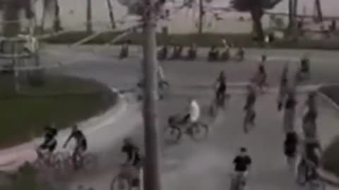 VÍDEO: Bandidos em bicicletas fazem arrastão em praia de SP