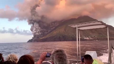 Group takes boat to watch Stromboli eruption in Italy