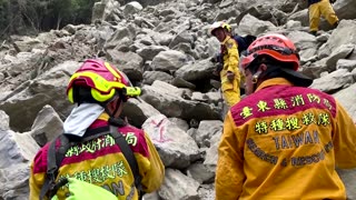 Taiwan begins demolishing quake-hit building