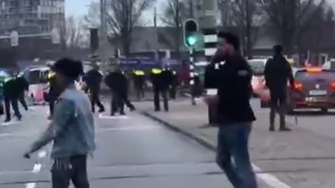 Dutch police need help to identify hundreds of Eritreans rioting in the Hague yesterday