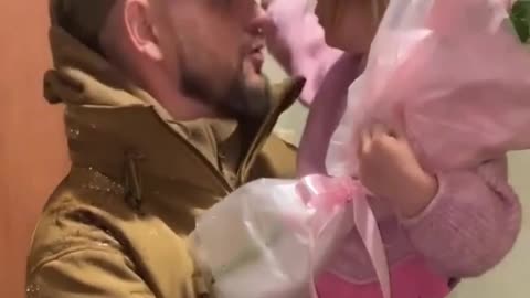 Heartwarming reunion: Ukrainian Border Guard dad returns home and embraces his little daughter