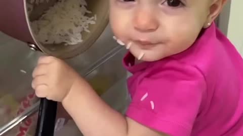 😂The baby got into the refrigerator 🤣