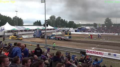 Truck pulling in tractor pulling at Total AGRI Beachpull 。