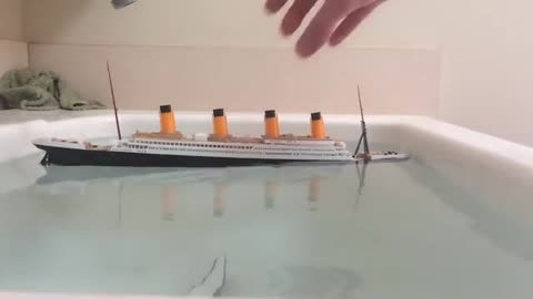 Titanic model sinking 2