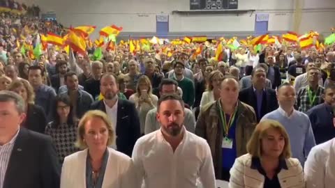 4 mil personas y 2 mil fuera bajo lluvia asisten al mitin de VOX con Abascal en Murcia (2)