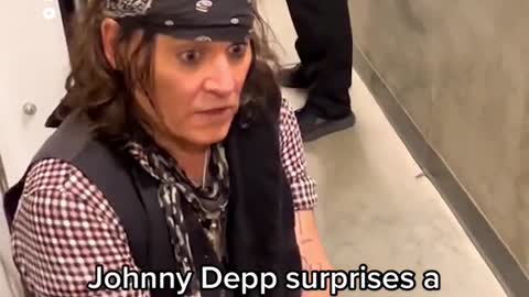 Johnny Depp surprises a fan as Jack Sparrow x