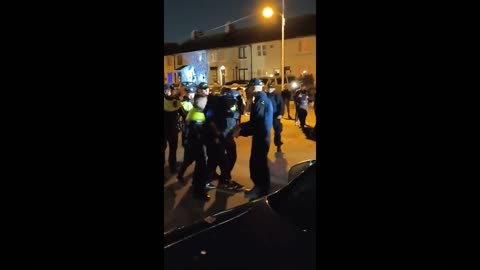 Loonie Lou (Mary Lou McDonald) gets verbal hassle & calls the Gardai 27-11-23