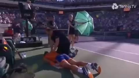 世界網球第一好手_球王 Rafael Nadal納達爾，在印地安泉大師賽中因“胸口呼吸不順、刺痛”而中止比賽…是否為“新冠疫苗實驗針劑副作用”？未來，還能看見他在網球場上飛馳的身影嗎？！