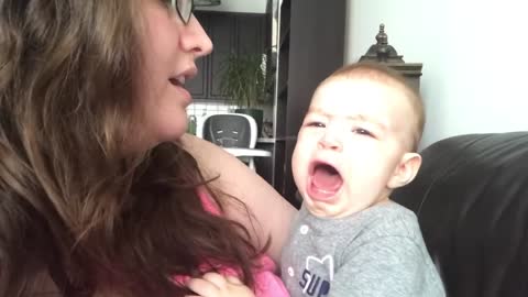 Incredible reaction of The baby gets excited when mom sings opera! that will excite you!