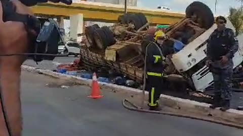 Caminhão tomba na Avenida do CPA