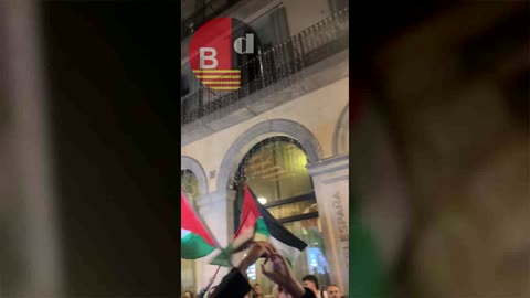 Cuelgan una gran bandera palestina en un edificio del Raval de un israelí