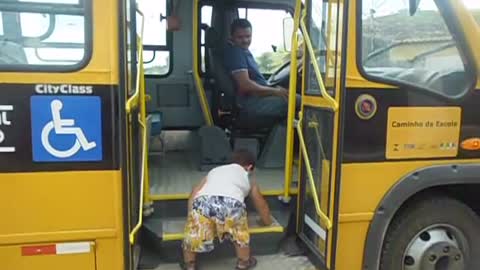 um menino de 2 anos pegando onibus escolar