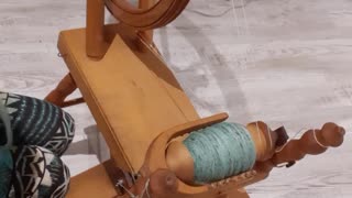 Handmade spinning wheel / spinning fiber