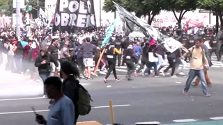 Police use water cannons on protesters in Buenos Aires